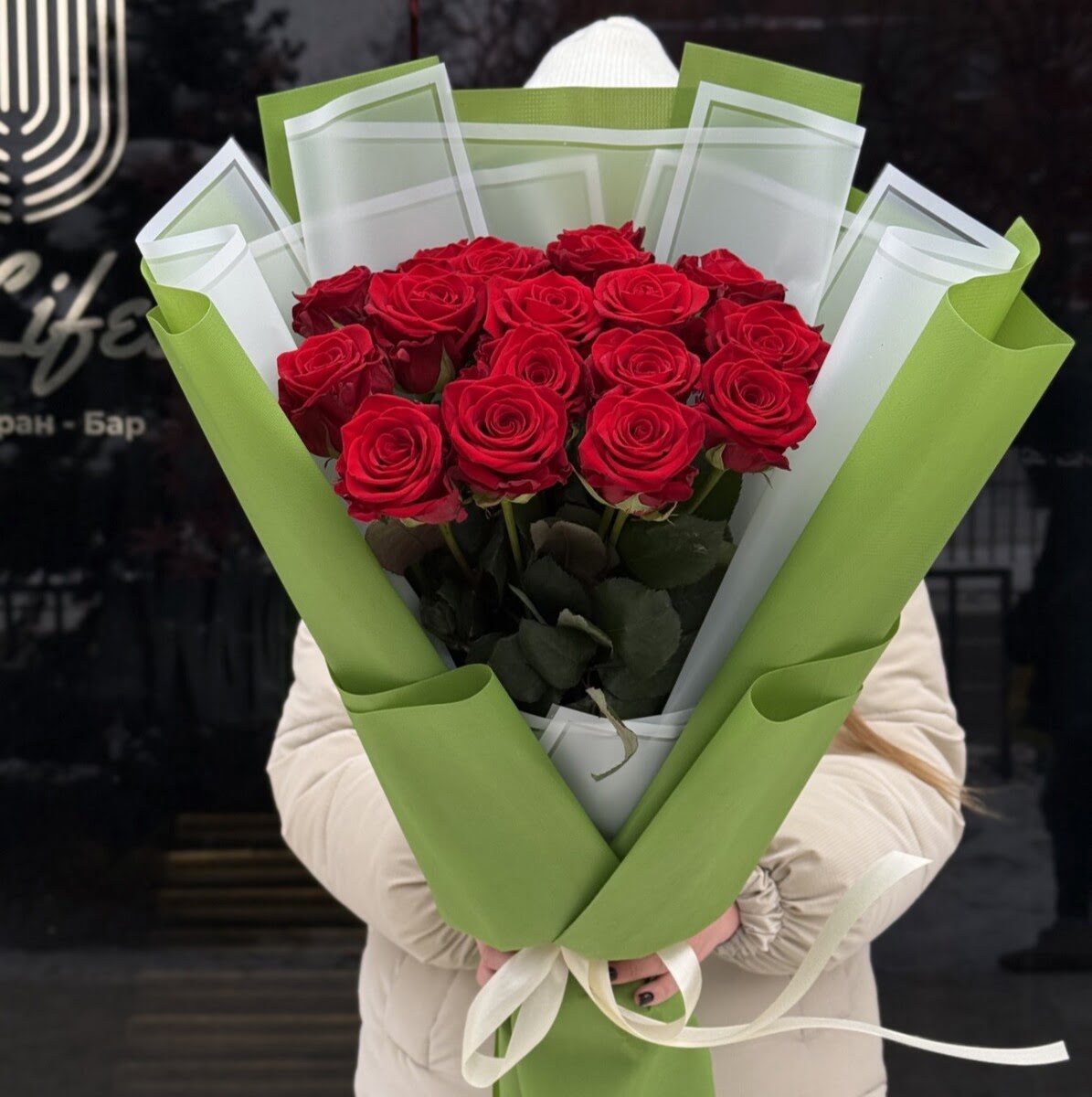 17 красных роз 70 см